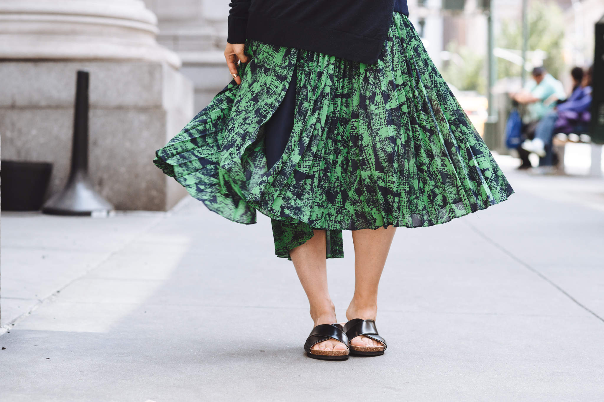 Pleated skirt & slides | THEFASHIONGUITAR