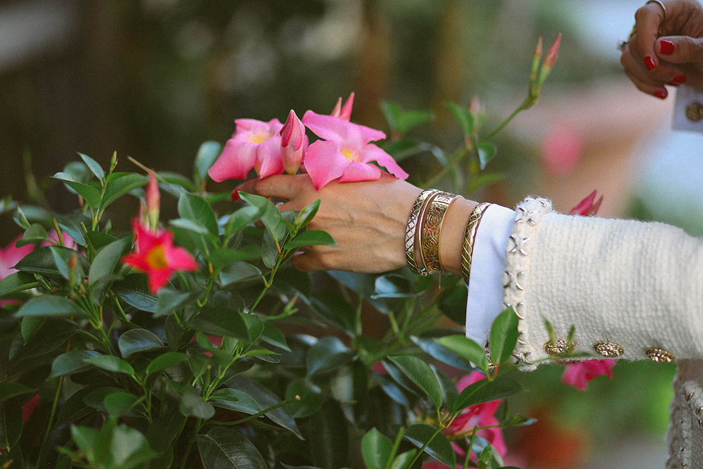 Charlotte Groeneveld from Thefashionguitar buying flowers in Paris wearing Chanel Coco Crush Jewelry