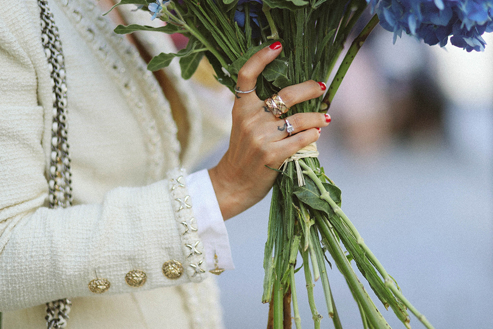 Charlotte Groeneveld from Thefashionguitar buying flowers in Paris wearing Chanel Coco Crush Jewelry